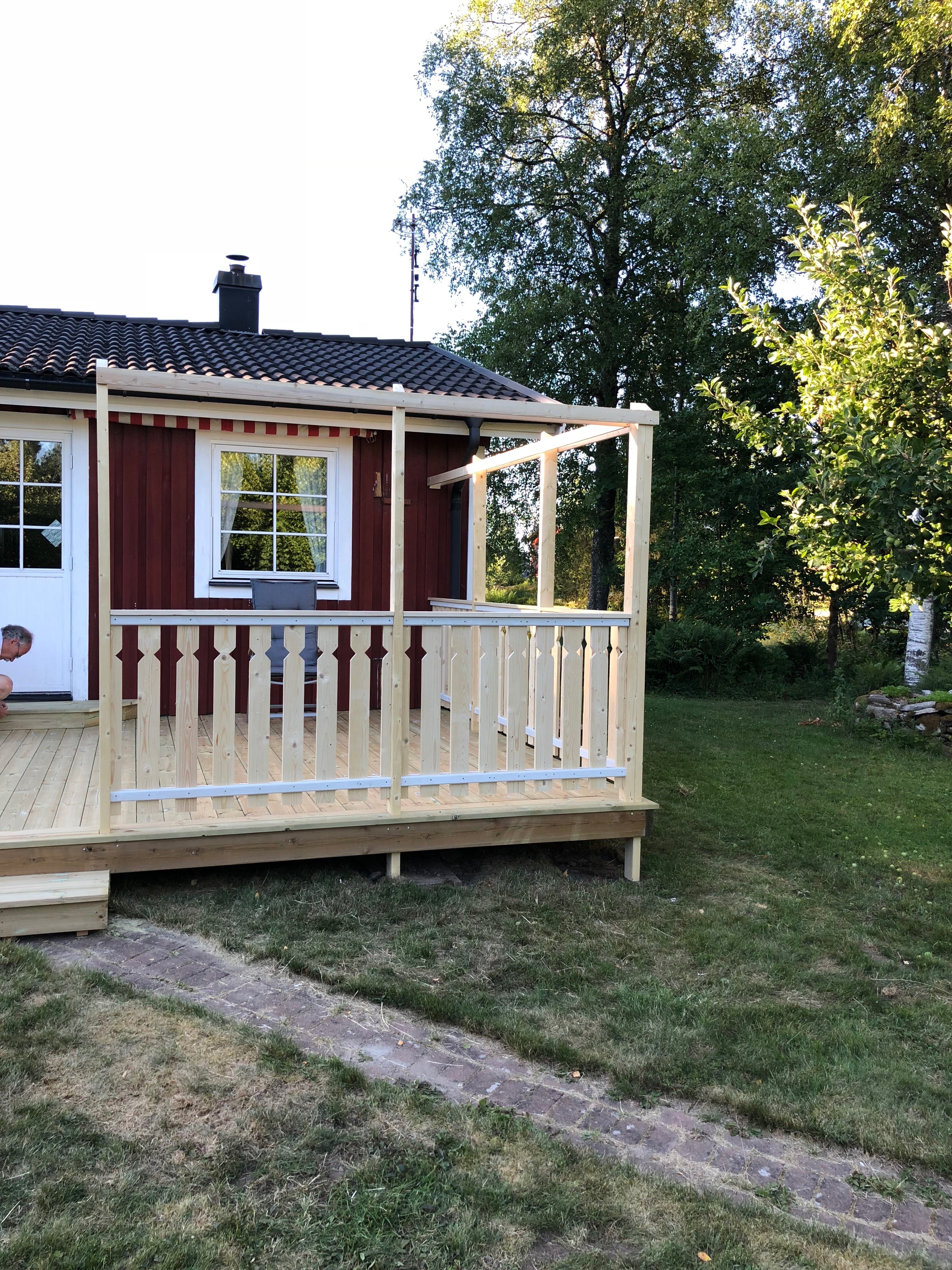 Röd Sommarstuga med Altan