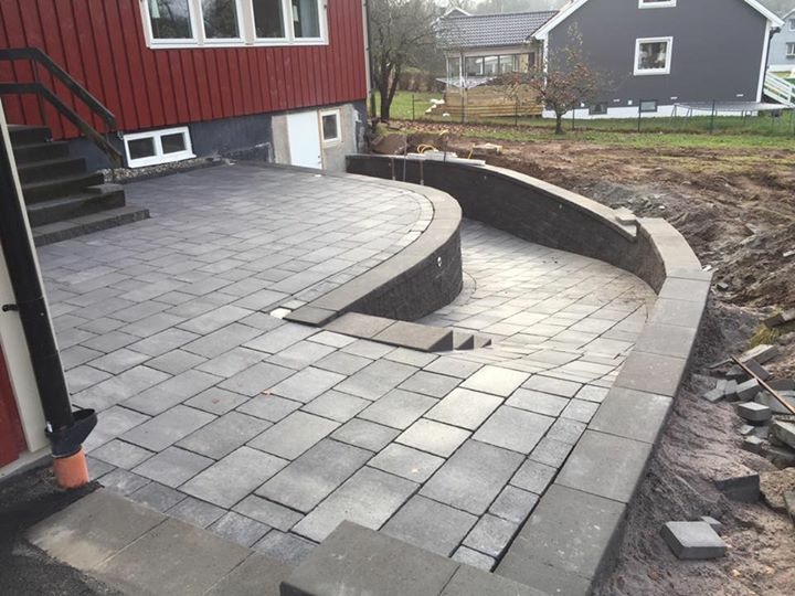 Kurvig Uteplats under Byggnad